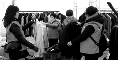 宁波1服装厂倒闭欠下34万工钱 老板没跑路摆地