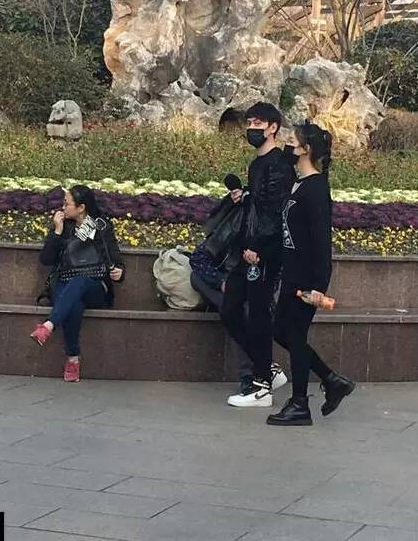 冯绍峰与林允亲密照