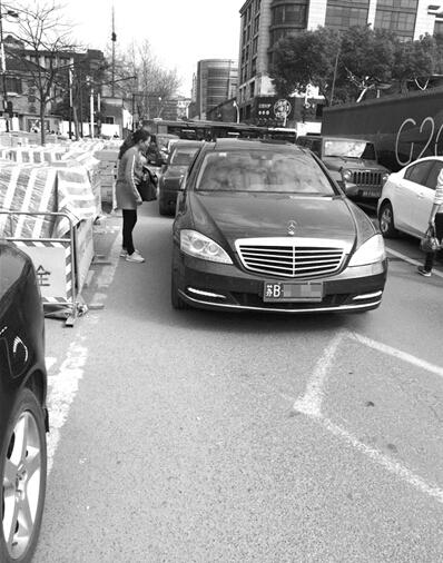 杭州西湖边现冒牌收费员 占用免费泊位专坑外