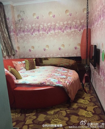 飞杭州航班取消 俩单身女孩被安排住情趣房(图