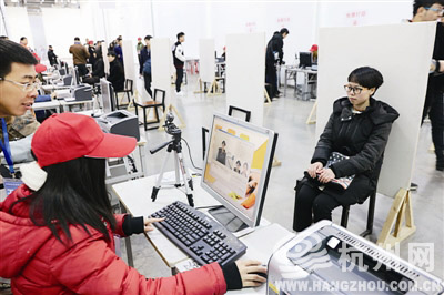 中国美院今年报名没有出现蜿蜒人龙 8成考生采