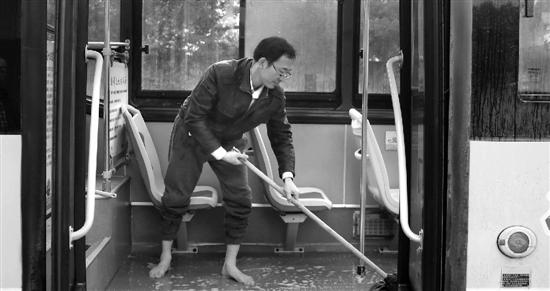 金华公交司机大冬天赤脚洗车 私人定制洗车工