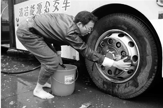 金华公交司机大冬天赤脚洗车 私人定制洗车工