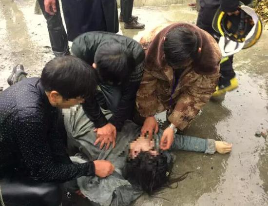 嘉兴两车相撞 宝马坠河  23岁 孕妇 怀胎8月多不幸