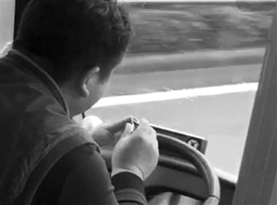 浙江1大巴司机高速边开车边剪指甲 被辞退并列