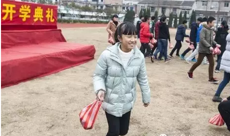 台州温岭一中学发猪肉当奖学金 校长称让家人