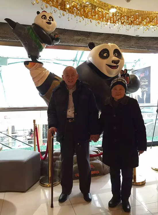 杭州62岁女儿带95岁父亲88岁母亲看电影 二老