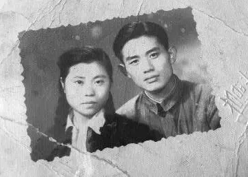 杭州62岁女儿带95岁父亲88岁母亲看电影 二老