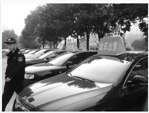 宁波现待售二手车车顶放着广告牌 城管:涉嫌虚