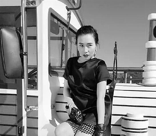 严寒中拍摄夏装的妞小妞