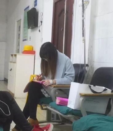 宁波90后女老师边输液边改作业爆红网络 被赞