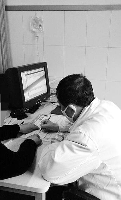 宁波1医生为不让病人白跑 打点滴坐诊引网友点