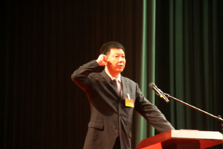 新当选的丽水市市长朱晨向宪法宣誓。