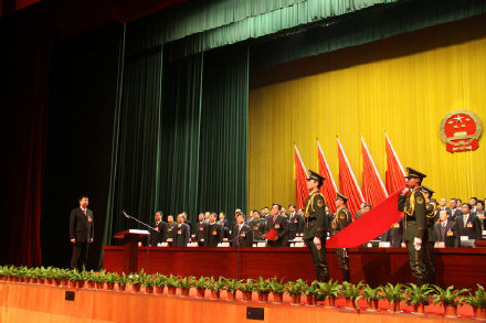 新当选的丽水市市长朱晨向宪法宣誓。
