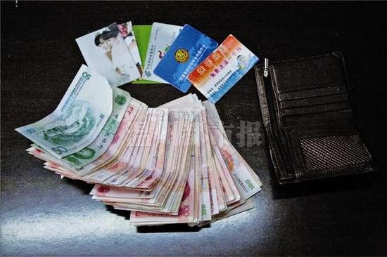 州1保安捡到6400多元钱包不为所动 其月薪2千