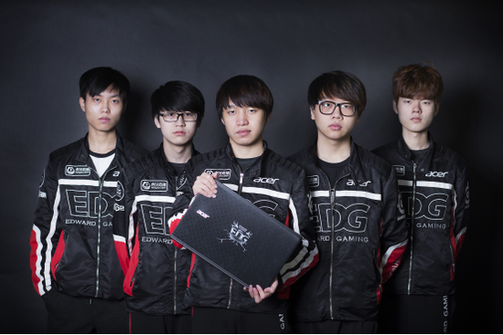 好一个五杀神器 V5威武EDG特别版电竞游戏本