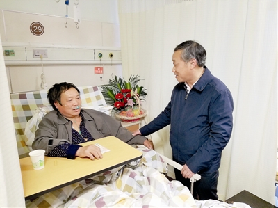 杭州1男子扑出半百的血肉之躯 秒救6楼急坠的