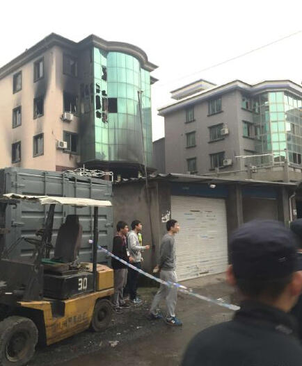 杭州萧山一幢5层民房发生火灾8人被困 致1人死