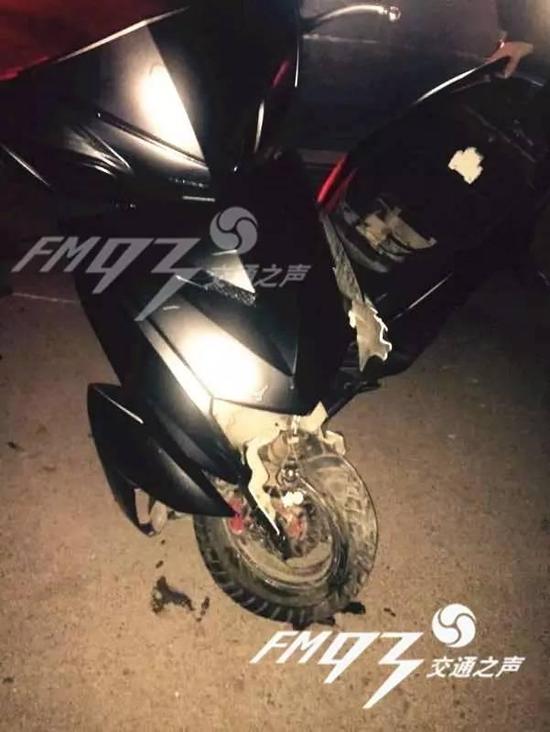 义乌1电瓶车被奥迪A5撞飞 行车记录仪反转剧