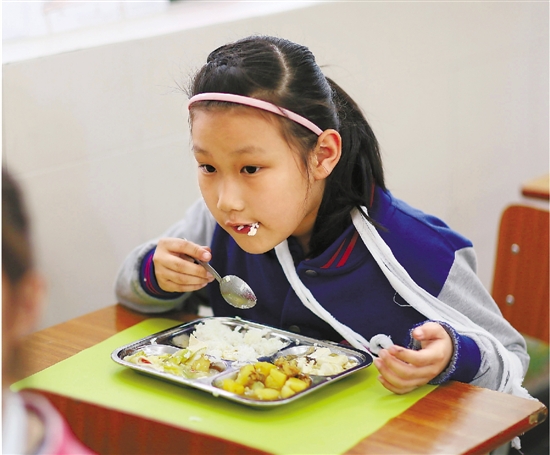 杭州1小学体验受伤游戏 全班孩子绑绷带上学1