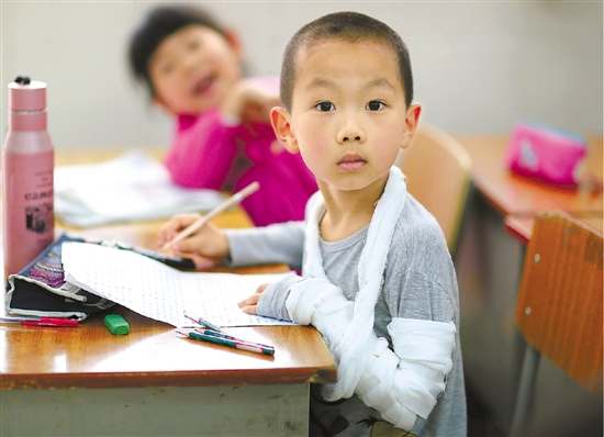 杭州1小学体验受伤游戏 全班孩子绑绷带上学1