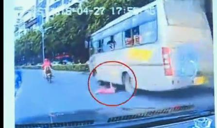 嘉兴1小女孩失去平衡从中巴车窗掉出 司机被罚