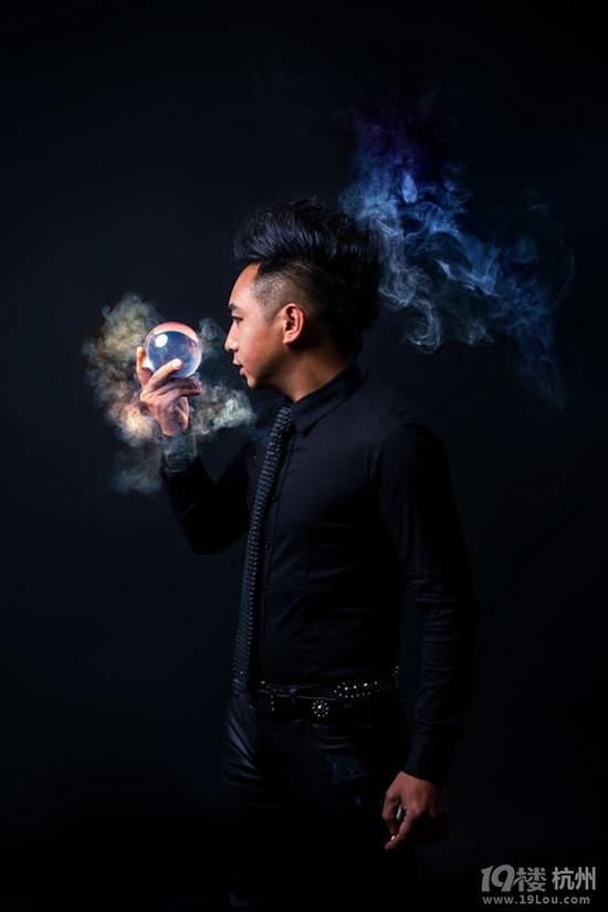 王凯魔术界师傅王天予现场揭秘魔术道具 擅长