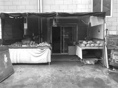 杭州1小区公厕被出租改造成水果店 系因水电费