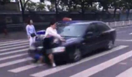 宁波1女记者去 采访礼让 斑马线 却在斑马线上被