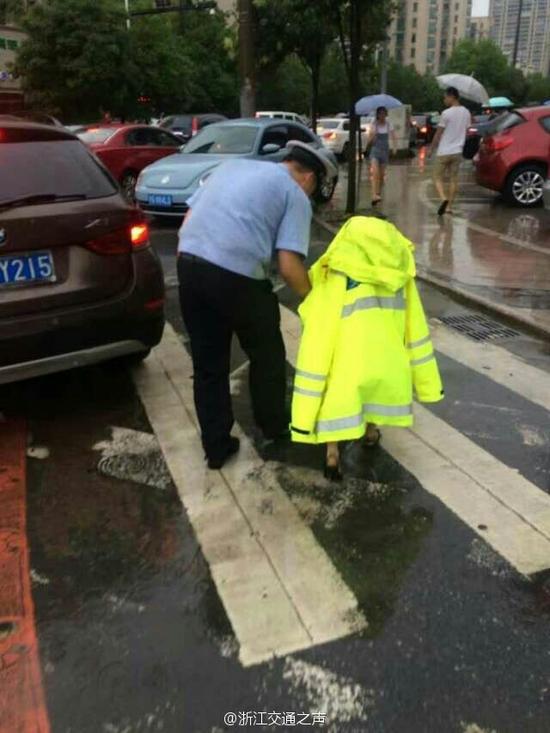 金华1小孩走丢在路上哭 协警让其披上警用雨衣