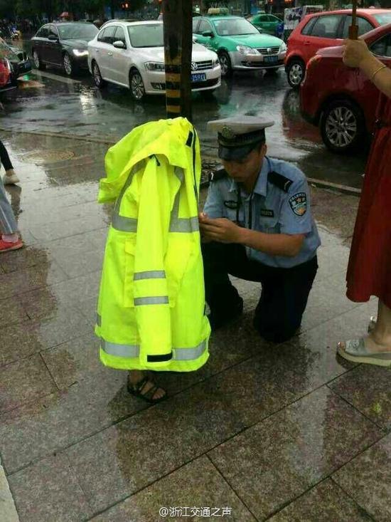 金华1小孩走丢在路上哭 协警让其披上警用雨衣