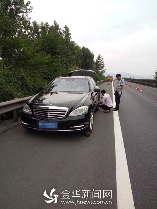 甬金高速公路主线 任性大奔停车换胎(图)