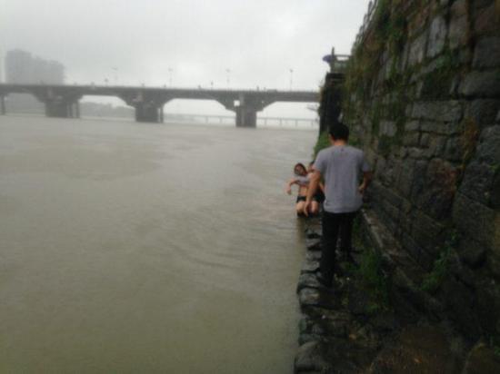 金华1女子暴雨天醉酒跳兰江 因与丈夫吵架轻生(组图)_新浪浙江_新浪网