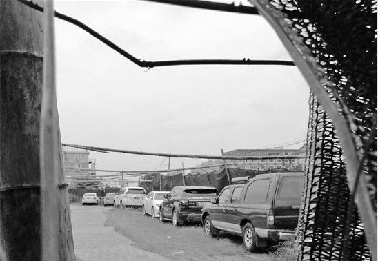 杭州萧山三无停车场交车前先对暗号 围上铁栅