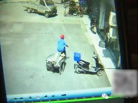 杭州1女子20万现金丢马路上寻线索 监控上一大