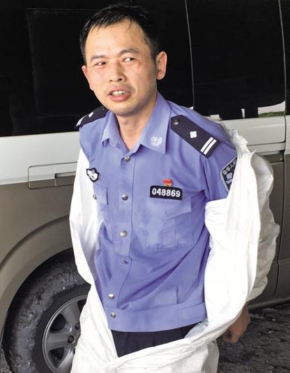嘉兴一法医网上走红 尸检一丝不苟汗湿警服(图