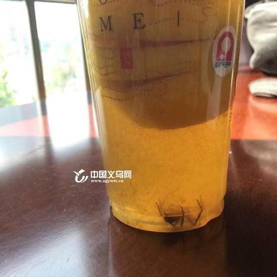 义乌1女子买到加料版柠檬红茶 杯底沉着两厘米