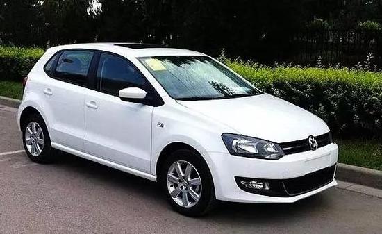 嘉兴1白色轿车里现魔鬼面具 阴森森的怪吓人(