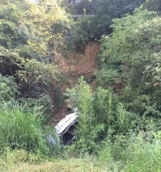 义乌一辆货车坠下10米山道 司机爬出驾驶室(组
