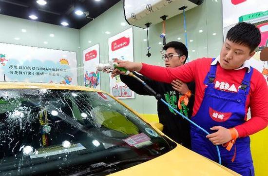 杭州10名低智孩子组成洗车店 开业110天收获