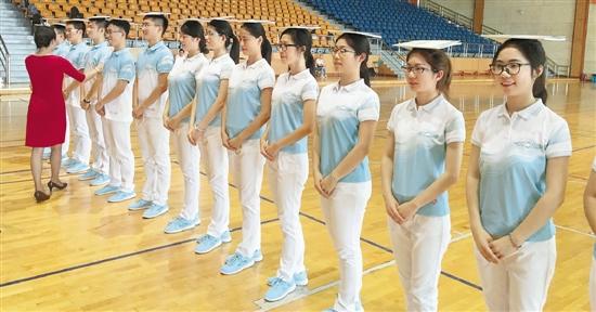 杭州G20峰会志愿者:头顶书腿夹纸 五分钟不能