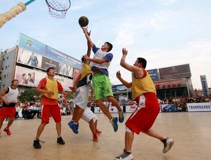 绍兴一群高中生打慈善篮球赛 用善款为环卫工