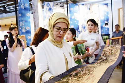 土耳其总统夫人逛运河买下竹编包、丝巾、人像