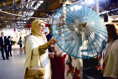 土耳其总统夫人逛运河买下竹编包、丝巾、人像