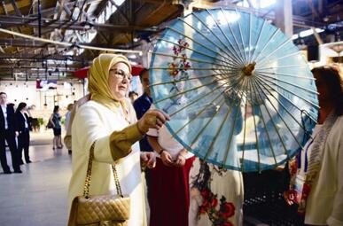 土耳其总统夫人逛运河 买下竹编包和丝巾以及