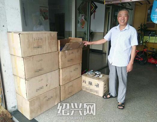 绍兴大伯收到万支抵债用的圆珠笔 捐给学校