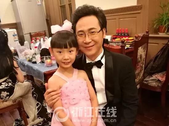 G20晚会8岁谋女郎戴牙套 医生称四五个孩子就