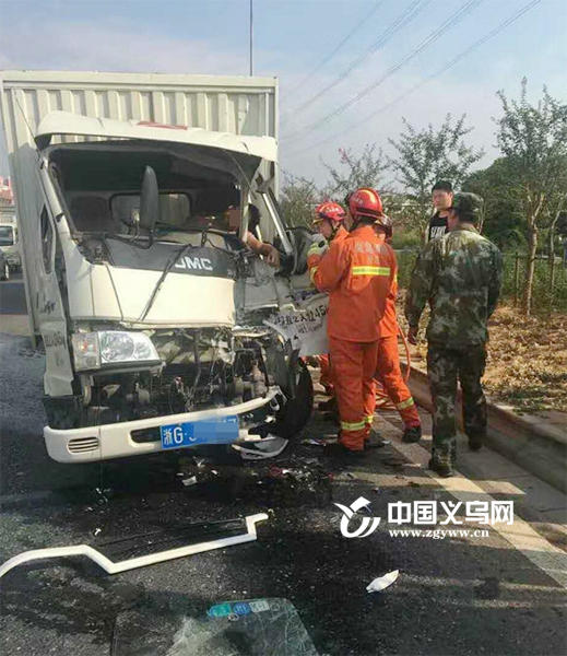 义乌1货车撞上环卫车货车司机当场死亡 时速不