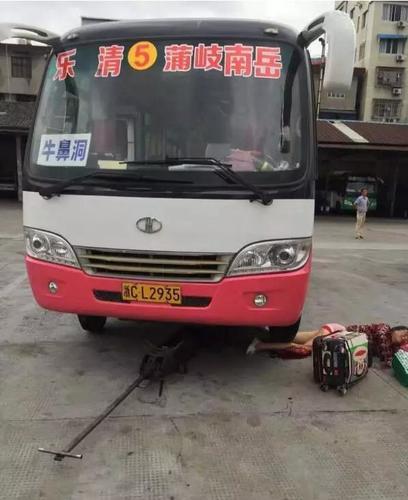 温州1女子双腿在公交车站被公交车碾压 小腿血