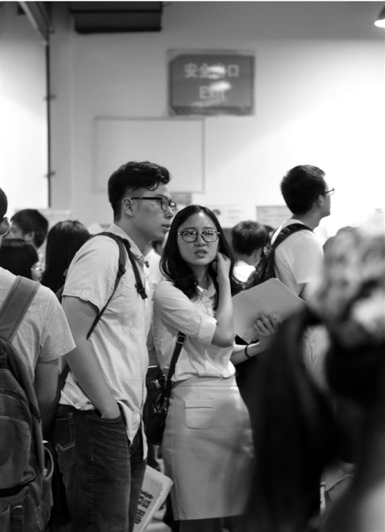 杭州秋季人才招聘会举行 应聘阿里排半小时队